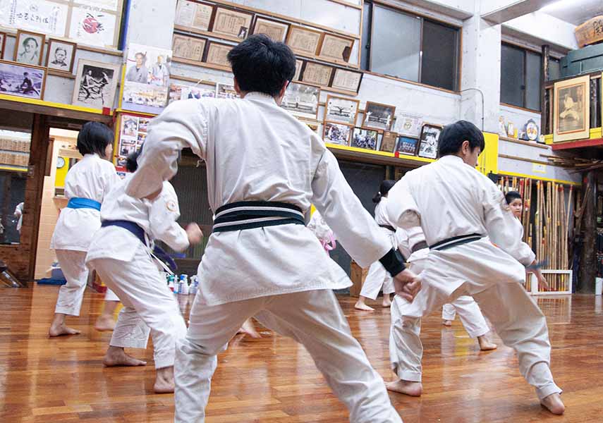Hokama Tetsuhiro with museum artifacts